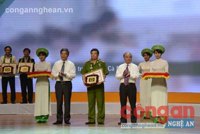 Đồng chí Bùi Minh Quang, Ủy viên                TW Đảng,               Bộ trưởng Bộ Tài nguyên và Môi trường trao giải thưởng cho Phòng Cảnh sát PCTP về Môi trường Công an   Nghệ An