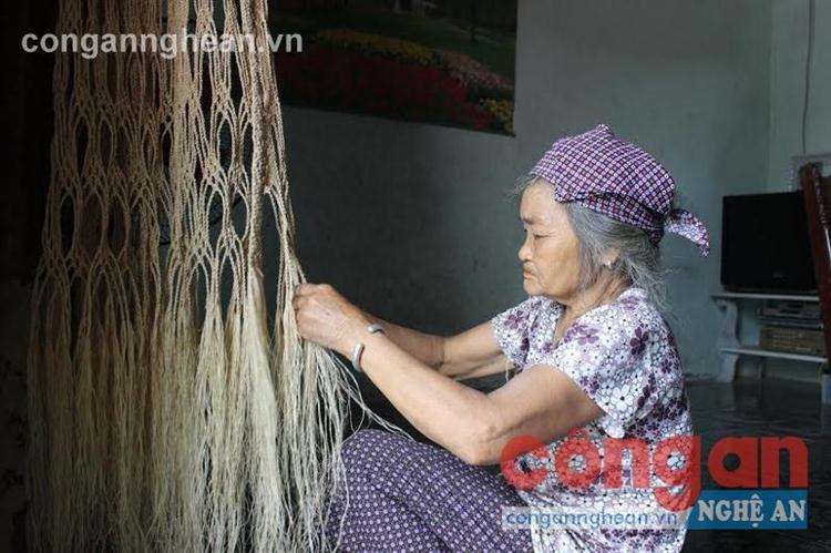 Bà Trương Thị Nhâm quyết tâm giữ nghề                                       để truyền lại cho con cháu 