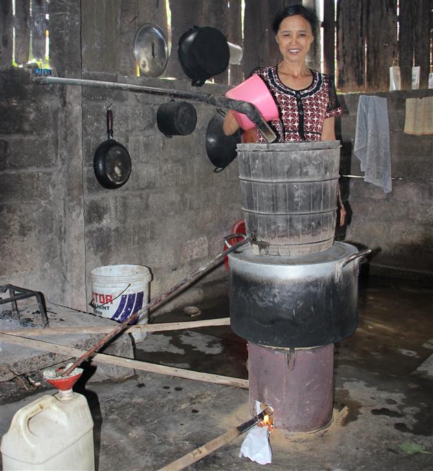  Mỗi ngày bà Oanh cho ra lò 6 - 7 lít rượu gạo nhưng không thực hiện đăng ký cấp phép sản xuất, kinh doanh              do đầu ra không ổn định