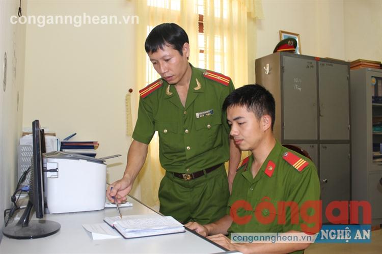 Thiếu tá Phan Thanh Bình (đứng) hướng dẫn nghiệp vụ cho CBCS trẻ