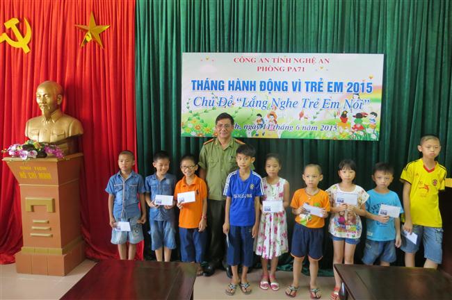 Đồng chí Thượng tá Nguyễn Cảnh Loan, phó trưởng phòng trao quà cho các cháu đạt học sinh xuất sắc tiêu biểu năm học 2014 - 2015 