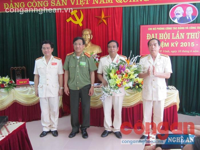 Đồng chí Đại tá Hồ Văn Tứ tặng hoa chúc mừng                BCH Chi bộ Phòng Công tác Đảng và công tác quần chúng nhiệm kỳ mới  