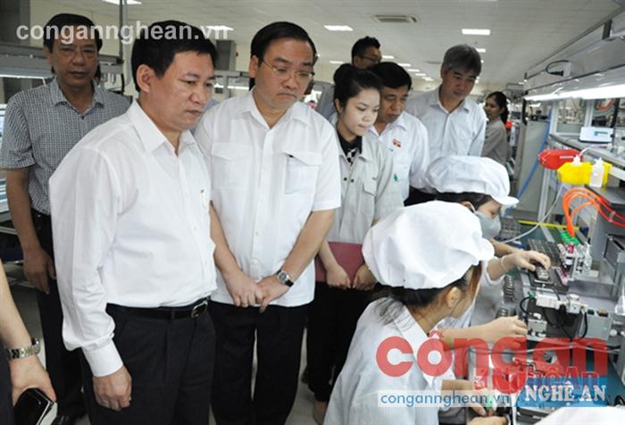 Phó Thủ tướng Hoàng Trung Hải cùng lãnh đạo tỉnh Nghệ An                                    thăm cơ sở sản xuất trên địa bàn - Ảnh BNA