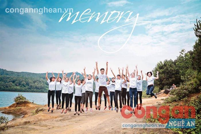 Bức ảnh kỷ yếu của học sinh lớp 12 Trường THPT   Huỳnh Thúc Kháng, TP Vinh với tạo hình hồn nhiên,               tinh nghịch của tuổi học trò