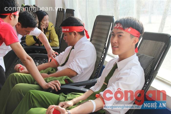 Đông đảo đoàn viên thanh niên Công an Nghệ An                        tham gia hiến máu nhân đạo đợt đầu năm 2015