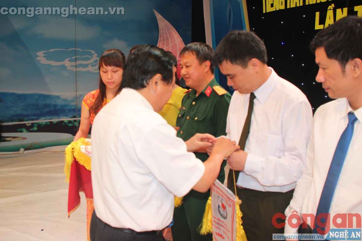 Nhà báo Trần Duy Ngoãn - Chủ tịch Hội Nhà báo Việt Nam tỉnh Nghệ An trao cờ lưu niệm cho các đơn vị tham gia