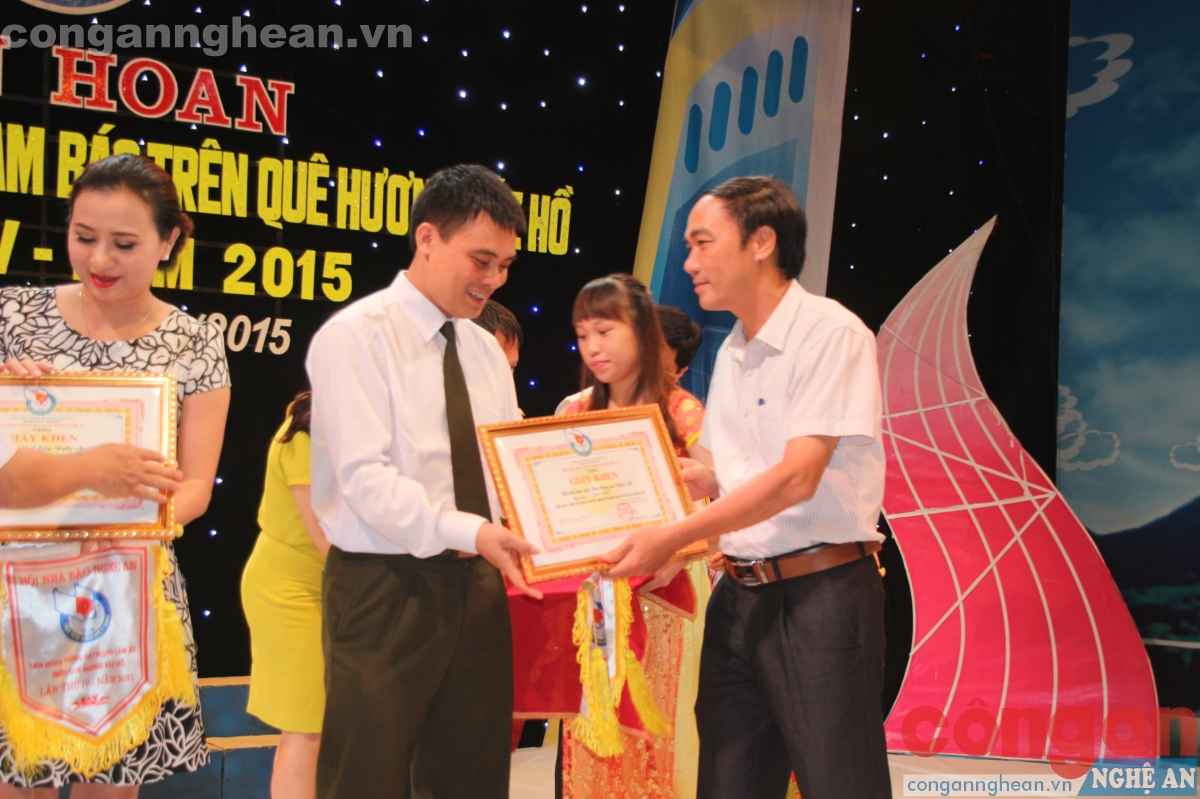 Đồng chí Trần Quốc Khánh, Phó Trưởng ban Tuyên giáo Tỉnh ủy trao giải Nhất cho Báo Công an Nghệ An