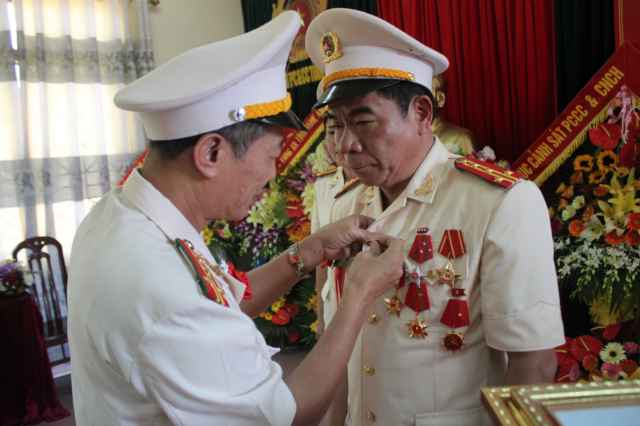 Trao huân chương và bằng khen của Bộ trưởng Bộ Công an cho đồng chí Thiếu tướng Hồ Sỹ Tuấn - Giám đốc PC&CC Nghệ An
