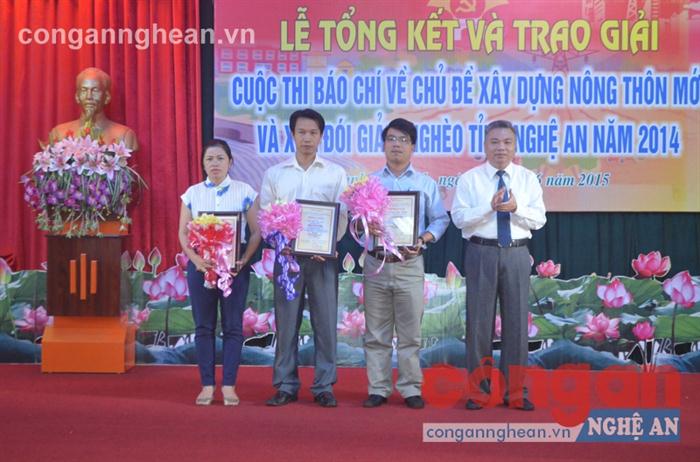 Đồng chí                Lê Bá Hùng,                Ủy viên Ban Thường vụ, Trưởng ban Tuyên giáo Tỉnh ủy, Trưởng ban tổ chức cuộc thi    trao                   giải Nhì cho các                 tác giả 