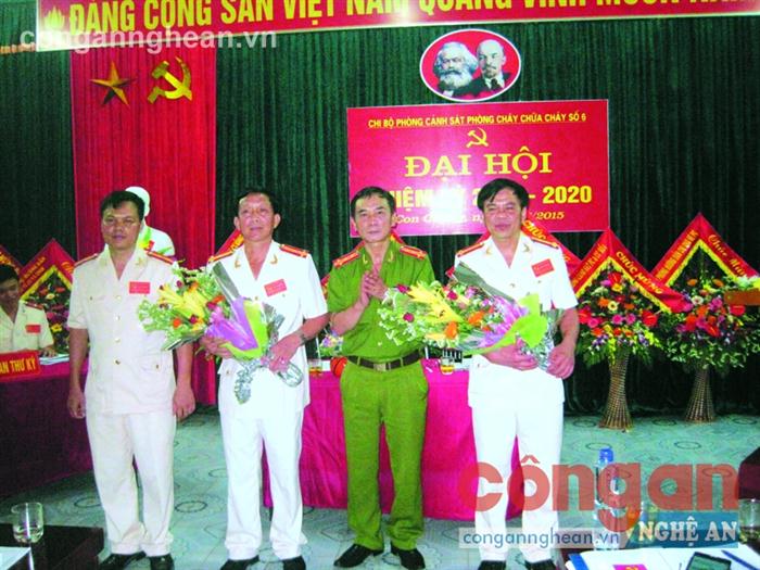 Đồng chí Đại tá              Lê Xuân Hoài,  Phó Giám đốc  Cảnh sát PC&CC tỉnh    Nghệ An  tặng hoa chúc mừng BCH nhiệm             kỳ mới
