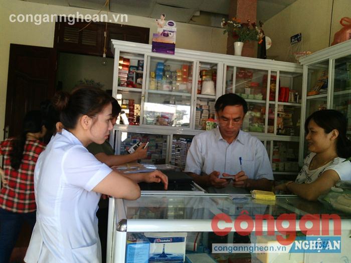 Đoàn kiểm tra liên ngành tiến hành                  kiểm tra tại nhà thuốc Lương Thắng