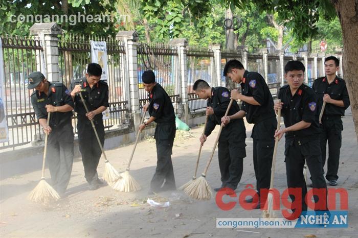  Đoàn viên thanh niên Phòng Cảnh sát Bảo vệ và Cơ động thường xuyên tổng dọn vệ sinh đơn vị