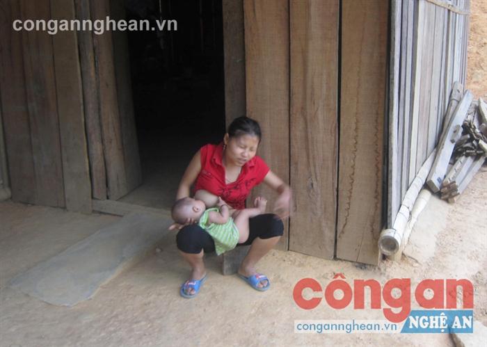 Mới 16 tuổi nhưng thiếu phụ Lô Thị Trang ở bản Xốp Mạt, xã Lượng Minh, huyện Tương Dương đã là mẹ                của đứa con gần 1 tuổi
