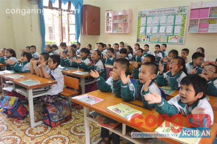 Việc đánh giá học sinh tiểu học vẫn đang nhận được những ý kiến trái chiều (Trong ảnh: Giờ học tại Trường Tiểu học Hồng Sơn, TP Vinh)