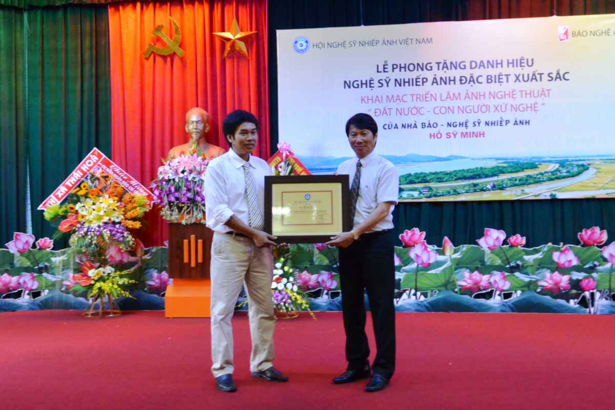 Lãnh đạo hội nhiếp ảnh Việt Nam trao tặng danh hiệu cao quý cho nhà báo, nghệ sỹ nhiếp ảnh Sỹ Minh