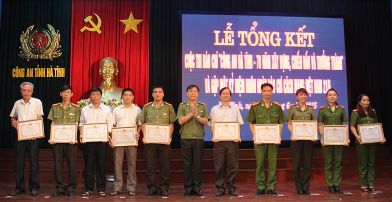 Thượng tá Nguyễn Thanh Liêm, Phó bí thư Đảng ủy, Phó giám đốc Công an tỉnh trao giấy khen của Giám đốc  công an tỉnh cho các tập thể và cá nhân có thành tích xuất sắc
