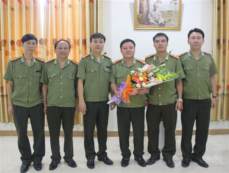 Thượng tá Nguyễn Thanh Liêm, Phó bí thư Đảng ủy, Phó giám đốc Công an tỉnh Hà tĩnh tặng hoa chúc mừng Báo Công an Nghệ An