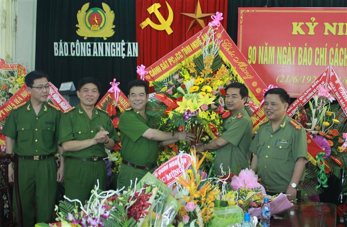 Cảnh sát PC&CC Nghệ An tặng hoa chúc mừng