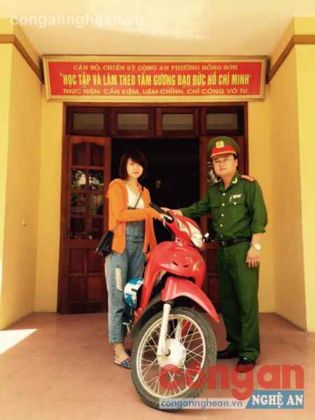  Đồng chí Thiếu tá Trần Đức Long, Phó trưởng Công an phường Hồng Sơn trao trả tài sản cho bị hại trong vụ lừa đảo chiếm đoạt tài sản