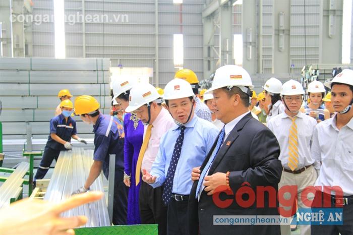 Các đại biểu tham quan dây chuyền sản xuất                           tại nhà máy Tôn Hoa Sen ở khu CN Nam Cấm