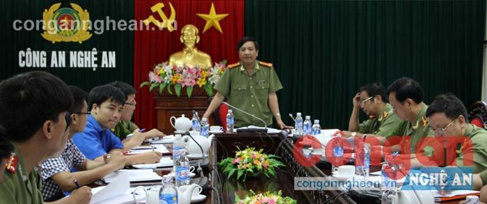 Đồng chí Đại tá Hồ Văn Tứ, Phó Giám đốc Công an tỉnh                               chủ trì buổi họp triển khai chấm bài dự thi