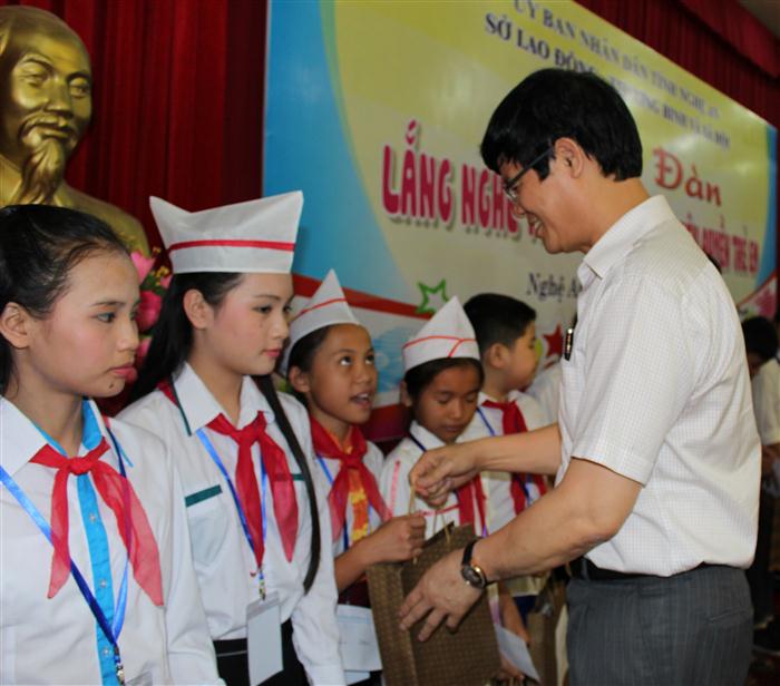 Đồng chí Lê Xuân Đại, Phó Chủ tịch thường trực UBND tỉnh                 tặng quà cho một số trẻ em trên địa bàn tỉnh