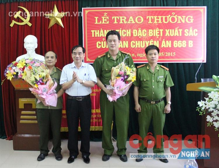 Đồng chí Hoàng Xuân Đường, Phó Chủ tịch UBND                        tỉnh trao thưởng cho Ban chuyên án 668B