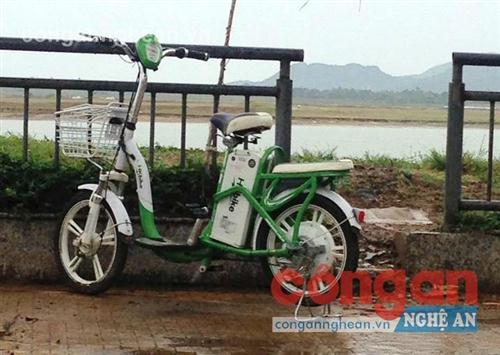 Chiếc xe đạp điện hai           nữ sinh     để lại     bên bờ sông Lam