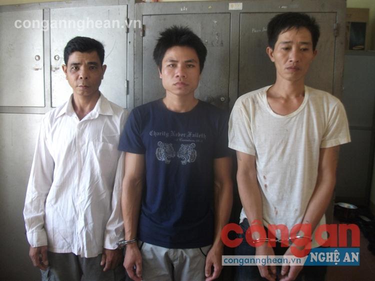 Các đối tượng mua bán trái phép chất ma túy                                   bị Công an huyện Quế Phong bắt giữ