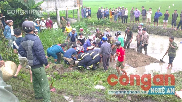 Lực lượng cứu nạn, cứu hộ tham gia trục vớt, cứu người mắc kẹt trong xe bị tai nạn ở huyện Hưng Nguyên