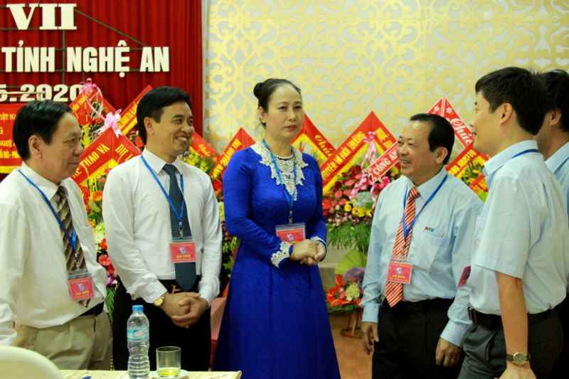 Đồng chí Đinh Thị Lệ Thanh, Ủy viên BTV Tỉnh ủy, Phó chủ tịch UBND tỉnh trao đổi với các đồng chí trong ban chấp hành hội khóa VI bên lề Đại hội.