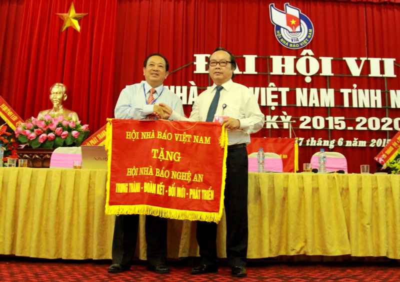 Đồng chí Trần Gia Thái, Phó chủ tịch Hội Nhà báo Việt Nam trao bức trướng của Hội nhà báo Việt nam cho Hội nhà báo tỉnh Nghệ An.