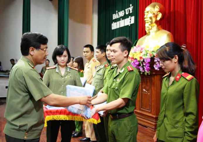 Đồng chí Đại tá Hồ Văn Tứ, Phó Bí thư Đảng ủy, Phó Giám đốc Công an tỉnh khen thưởng cho các học viên có thành tích xuất sắc