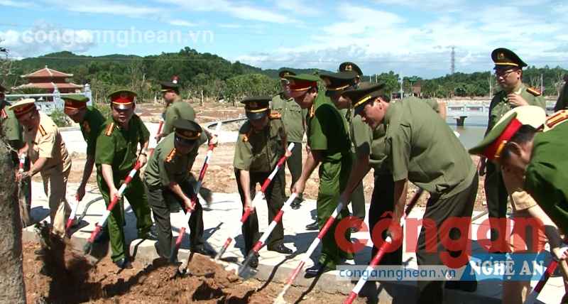 CBCS Công an Nghệ An trồng cây tại Khu di tích lịch sử quốc gia Truông Bồn