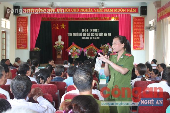 Công an Nghệ An tuyên truyền phòng, chống ma túy                     tại huyện Thanh Chương - Ảnh: Mạnh Cường