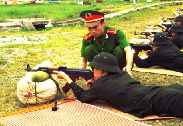 Trung úy Đặng Công Vũ hướng dẫn thao tác bắn súng cho chiến sĩ mới