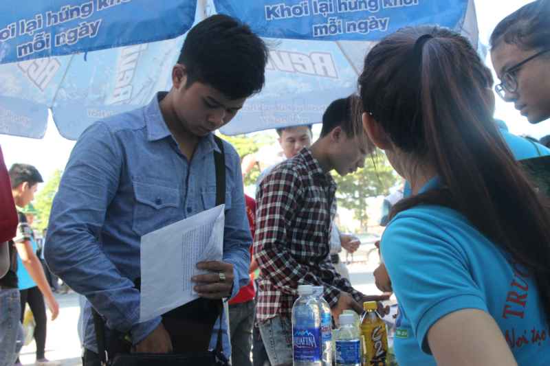 Sinh viên tình nguyện cung cấp nước uống miễn phí