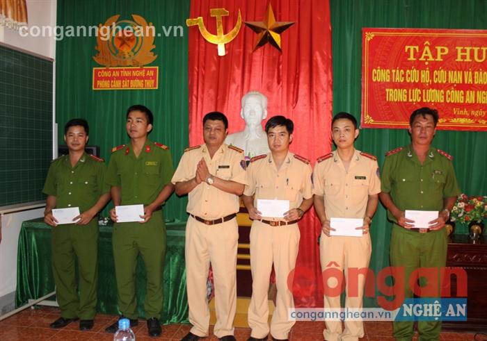 Đồng chí Đại tá Phan Đức Châu, Trưởng phòng Cảnh sát đường thủy, Phó ban tổ chức lớp tập huấn trao thưởng cho các học viên xuất sắc