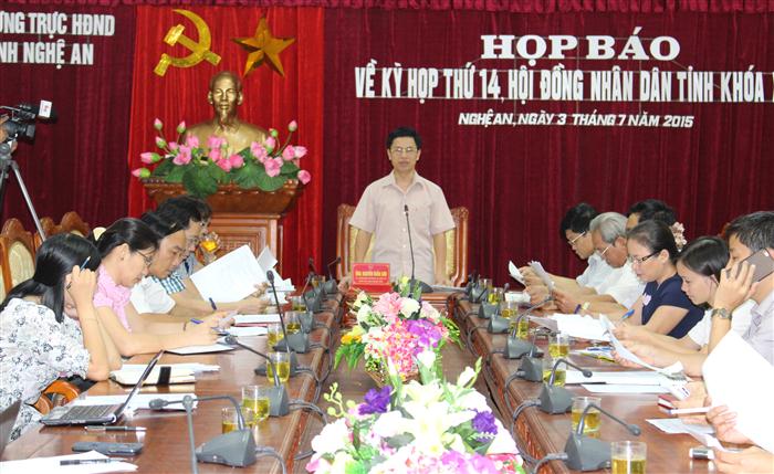 Đồng chí Nguyễn Xuân Sơn chủ trì buổi họp báo về kỳ họp thứ 14, Hội đồng nhân dân tỉnh khóa XVI.