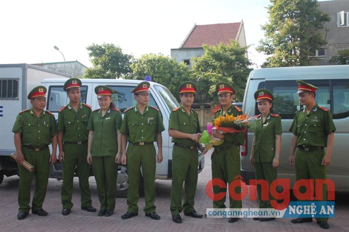 Đồng chí Trung tá Nguyễn Đức Hải - Phó giám đốc Công an tỉnh Nghệ An đã đến tặng hoa và chúc mừng chiến công của đơn vị. 