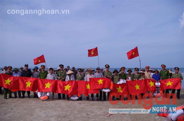 Đoàn Thanh niên Công an tỉnh Hà Tĩnh trao quà cho ngư dân xã Kỳ Phú