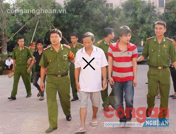 Lực lượng chức năng dẫn giải Lê Văn Nam (x) trở về quy án sau 22 năm trốn truy nã