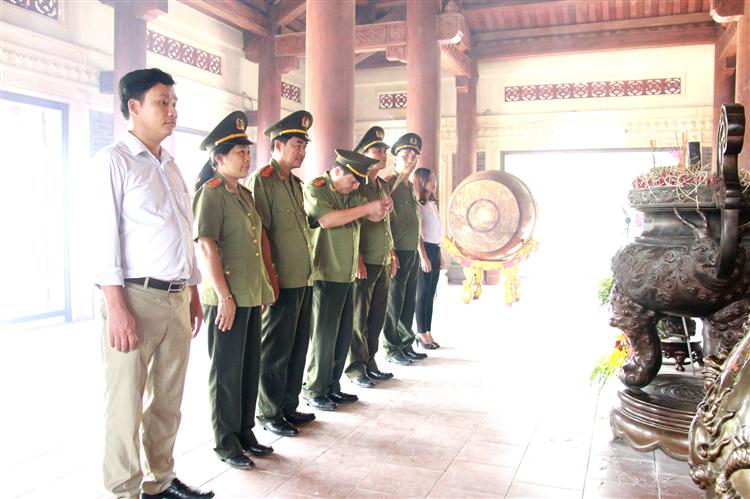 Dâng hương, tri ân sự hi sinh anh dũng của các anh hùng liệt sĩ tại Khu di tích lịch sử Truông Bồn.