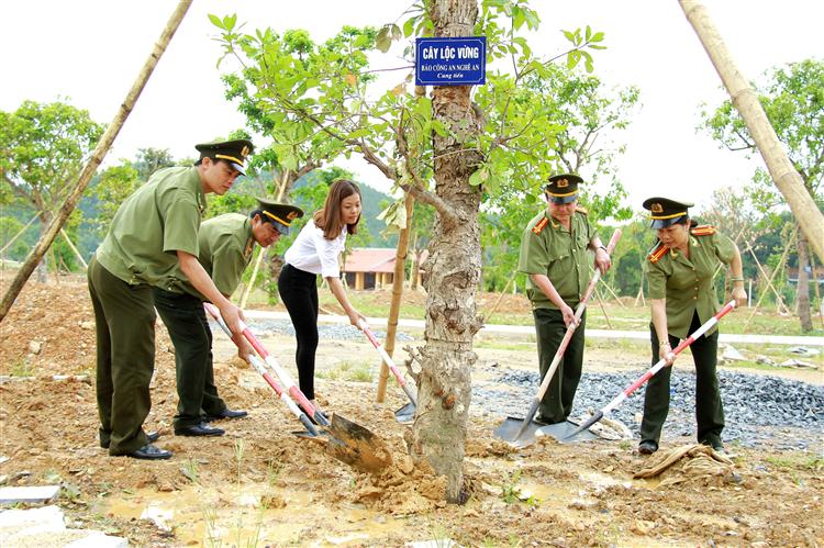 Đoàn đã trồng cây lưu niệm trong khuôn viên Khu di tích Truông Bồn.