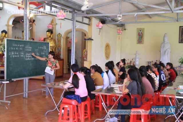 Lớp học miễn phí ở chùa thu hút rất đông học sinh tham gia