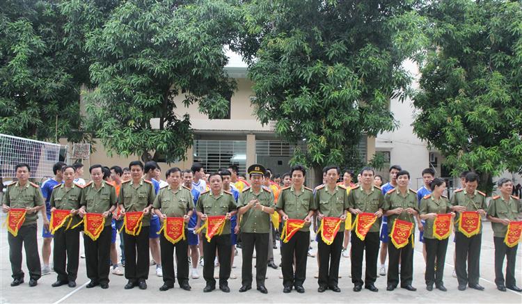 Đại tá Nguyễn Tiến Dần, Phó Giám đốc Công an tỉnh tặng cờ lưu niệm cho các đơn vị tham gia hội thao