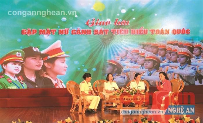 Trung tá Phan Thị Thu Thuỷ, Trưởng Công an phường Nghi Hương, TX Cửa Lò (giữa) vinh dự                là 1 trong 6 nữ Cảnh sát tiêu biểu được mời                   lên giao lưu trực tiếp tại buổi tuyên dương