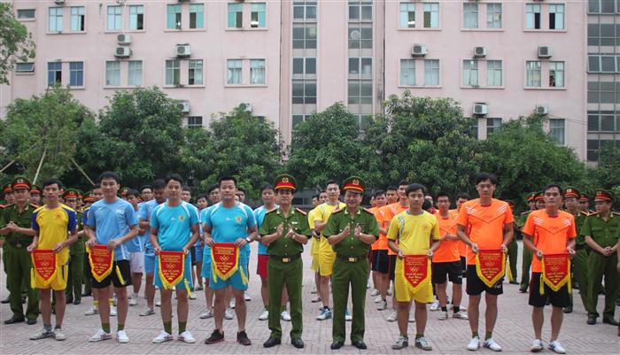 Trung tá Nguyễn Đức Hải, Phó Giám đốc Công an tỉnh cùng đại diện Ban tổ chức giải tặng hoa và cờ lưu niệm cho các đội tham gia