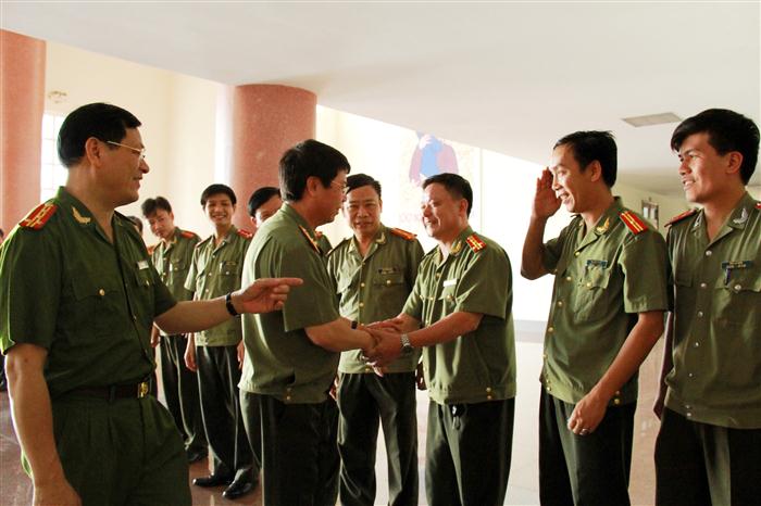 , Các đồng chí trong Ban thường vụ Đảng ủy Công an tỉnh và đại diện lãnh đạo Công an một số đơn vị, phòng ban chào mừng đồng chí Thứ trưởng ghé thăm và làm việc tại Công an Nghệ An.