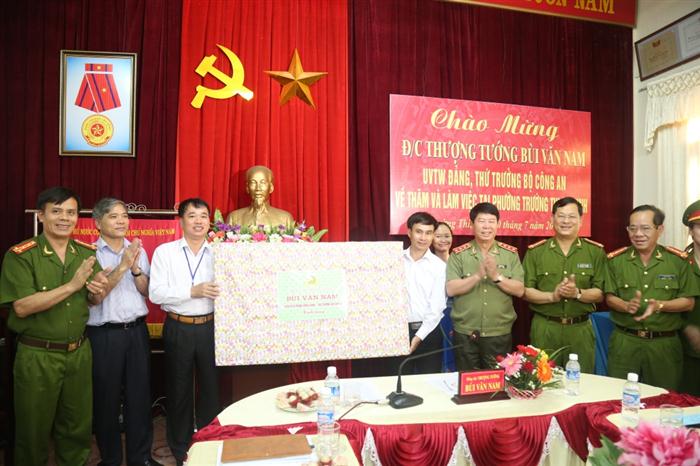 Đồng chí Thứ trưởng Bùi Văn Nam cùng đoàn công tác Bộ công an thăm và tặng quà cán bộ, nhân dân phường Trường Thi (TP Vinh).